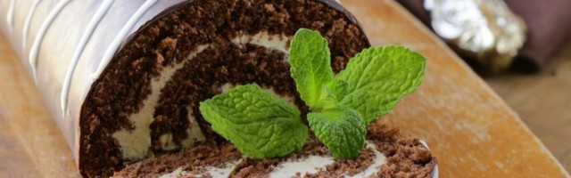 Hladni letnji rolat sa čokoladom i vanilom - desert spreman za samo 10 minuta bez paljenja rerne