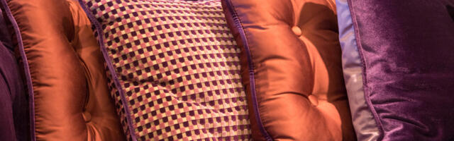 5 načina za dekoraciju doma somotskim jastucima