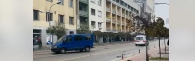 UŽAS U CENTRU GRADA! 4 osobe povređene u teškom sudaru dva vozila, od siline udarca auto završio na trotoaru! (VIDEO)