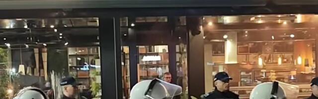 Demonstranti gađali jajima izlog restorana “Proleće“ kada su u njemu videli funkcionere SNS