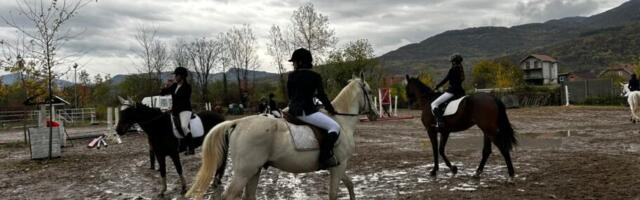 Elegancija i snaga na „Kupu kneza Mihaila“ – konjički sport se vratio u Niš posle četvrt veka