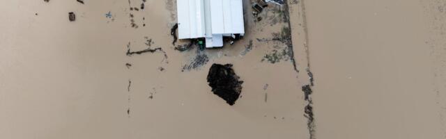 Zabrinjavajući prizori na obali šokirali meštane: Jonsko more promenilo boju, OVAKO sada izgleda!