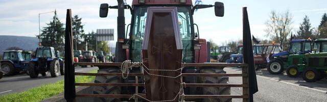 Poljoprivrednici blokirali Solun: Na traktorima mrtvački sanduci