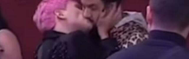 GEJ AKCIJA U ELITI DIGLA NAROD NA NOGE! Zgrabio ga za glavu pred svima, nije mogao da se OBUZDA, kamera snimila sve