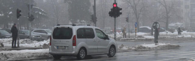 Опрез у вожњи: снег, поледица и магла на више путних праваца