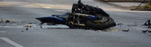 NASTRADAO DOSTVLJAČ HRANE! U centru Beograda sudario se sa taksijem, negov motor OSTAO DA LEŽI NA ULICI!