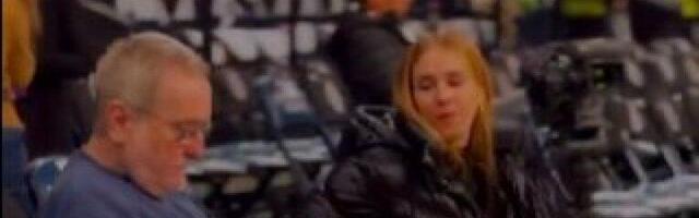 I ON SE PRIKLJUČIO HUMANITARNOJ AKCIJI: Legendarni glumac razgalio grobare - u halu je doneo dve kese plišanih igračaka! (VIDEO)