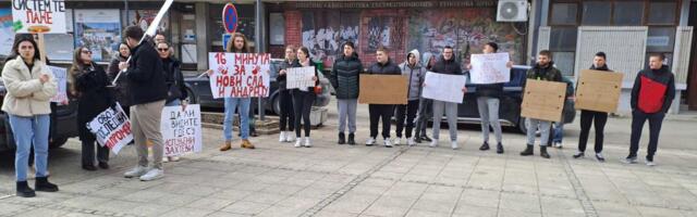 Prvi protest u Crnoj Travi – građani i studenti zajedno, većina posmatrala kroz prozore