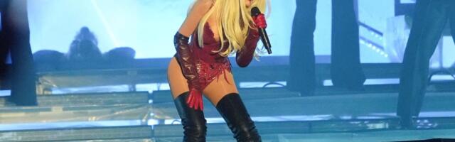 Fanovi ogorčeni na Kristinu Agileru, em što je pogrešila ime države, em skratila koncert za duplo (video)