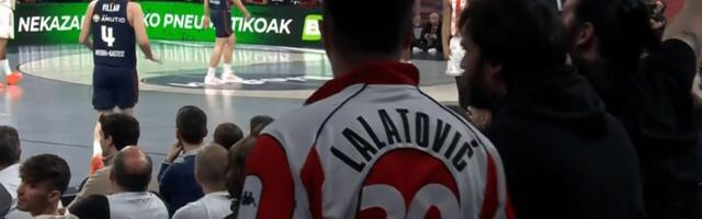 Luda scena u Vitoriji: Navijač Zvezde u dresu Nenada Lalatovića (FOTO)
