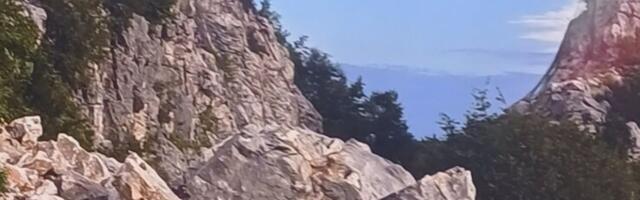 Opasnost na auto-putu u ovom delu Srbije: Zemlja prekrila celu traku puta, vozači jedva prolaze