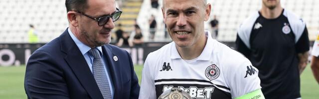 (VIDEO) Ovacije i suze Natha na oproštaju, uvrede Mijatoviću