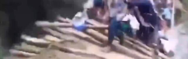 PAO DRVENI MOST VREDAN DVA MILIONA DOLARA Srušio se tokom svečanog otvaranja - skandal u Kongu