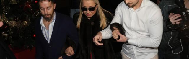 Vesna Zmijanac je sinoć snimljena dok su je pridržavali na ulici: "Ulazi u godine kad postaje kao dete!"