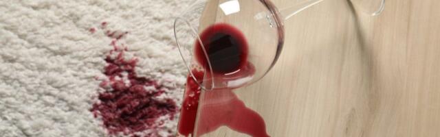 Očistite fleke od crnog vina: Uz dva genijalna trika stolnjak će biti kao nov