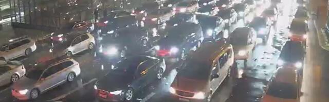 (FOTO) HAOS NA GRANICI SA SRBIJOM! VEČERAS SE NA OVOM PRELAZU ČEKA I PREKO 5 SATI: Kolona se prostire kilometrima, gužva ne jenjava od jutros