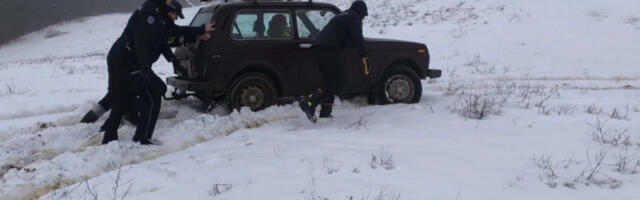 Oglasio se MUP: Policajci i vatrogasci obilaze domaćinstva i pomažu građanima u teškim uslovima (FOTO)