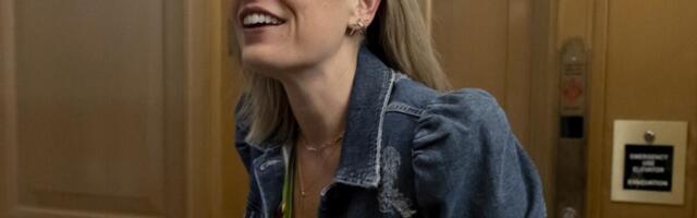 POHOTNA POLITIČARKA IMALA AFERU SA OŽENJENIM TELOHRANITELJEM, isplivao prljav veš! Supruga otkrila SOČNE DETALJE!