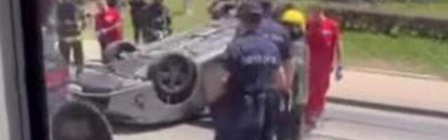 Automobil se prevrnuo na krov na Banovom brdu: Saobraćaj usporen, na licu mesta u vatrogasci i policija! (VIDEO)