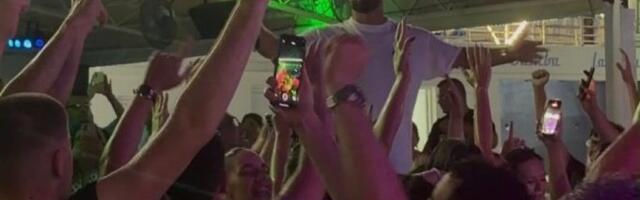 Boban Rajović jači od oluje! Momci u publici poskidli majice - Hit scena na nastupu