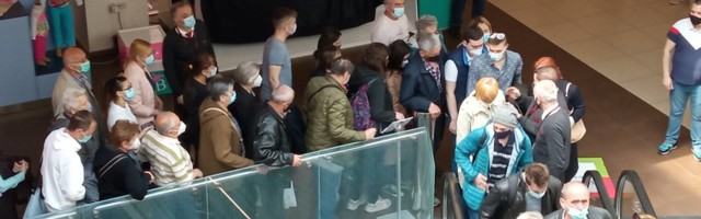 Redovi u Ušću već od 8 sati iako vakcinacija počinje tek u 12