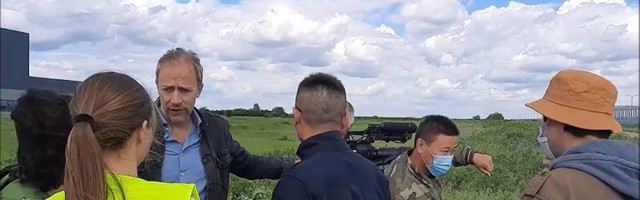 Video na kom bahati Kinezi uporno ometaju TV ekipu koja pokušava da u Zrenjaninu snimi prilog o fabrici Linglong postao viral