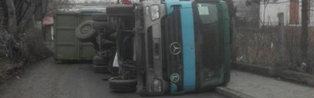 TEŠKA NESREĆA NA AUTO-PUTU! Prevrnuo se šleper pun peska, vozač hitno prebačen u bolnicu!