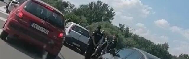 KOKAIN U SVADBARSKOJ KOLONI PREMA NOVOM SADU! Policija bez pardona, nasred puta izvršen pretres (VIDEO)