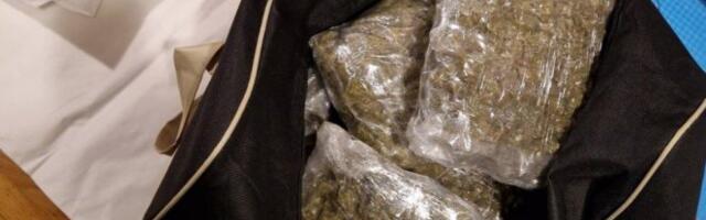 U SREMSKOJ MITROVICI PRIVEDEN MUŠKARAC! U njegovom automobilu pronađena veća količina materije za koju se sumnja da je marihuana!