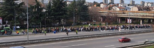 Incident na blokadi: Mladić stao na auto-put, redari ga sklonili