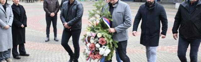 "DA SE OVAJ ZLOČIN VIŠE NIKAD NE PONOVI" Polaganjem venaca na Trgu braće Milić odata počast stradalima u bombardovanju (FOTO)