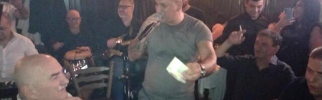 SVRATIO S PRIJATELJIMA NA PIĆE PA NASTAO DŽUMBUS! Ivan Kurtić izašao u kafanu, a napravio haos! Povukla ga atmosfera (FOTO/VIDEO)