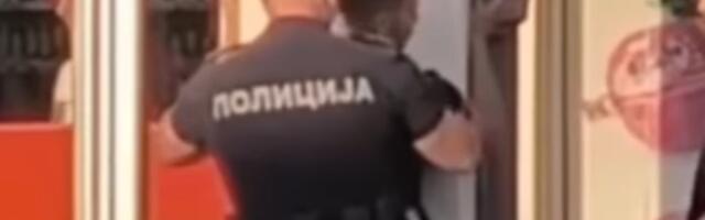Policijsko IŽIVLJAVANJE u Valjevu: Momka prikucao uz zid, a onda mu šutiranjem širio noge do špage (VIDEO)