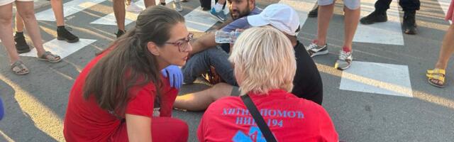 Simuliranje povreda na kružnom toku na protestu u Nišu, pa pešice na koncert Seke Aleksić