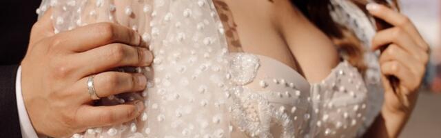 NAJDEGUTANIJI SNIMAK IKADA! Viral sa rumunske svadbe na kom MLADI GOSTI GURAJU RUKE mladi u dekolte ŠOKIRAO BALKAN (VIDEO)