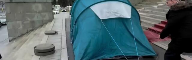 Opozicioni poslanici uklonili šator sa stepeništa Doma Narodne skupštine