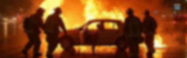 Snimak akcije gašenja POŽARA: Zapalio se auto nasred puta u Štrpcu, građani odmah dotrčali, ulica se zadimila