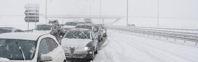 Putevi Srbije: Na pojedinim deonicama do pet centimetara snega, neophodna oprezna vožnja