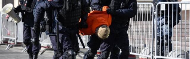 KRVAVI PIR NACISTE (15) U STUDENTSKOM DOMU: Upao s maskom i bacao petarde, a onda počeo da ih KOLJE! Na zidovima osvanuli kukasti krstovi! (VIDEO)