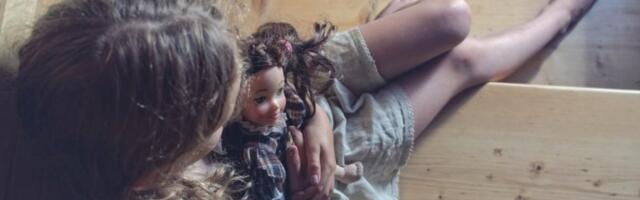 JELI POKVARENO MESO DA PREŽIVE! Majka iz pakla ostavila decu sa posebnim potrebama samu u kući! Policajce ZGROZIO PRIZOR