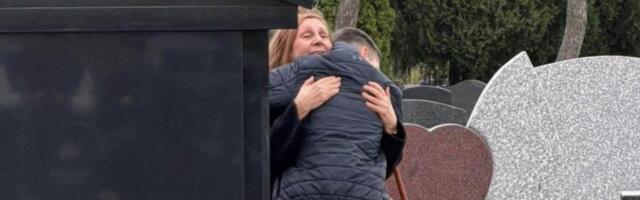 SUZE SAMO LIJU! 10 godina od Marinkove SMRTI sa kojom se niko pomirio nije: Majka poljubila spomenik, pa rekla..