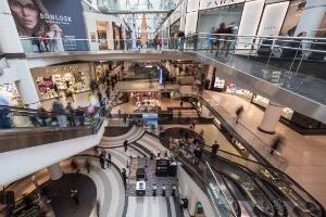 Оптужен мушкарац због покушаја убиства бивше партнерке у тржном центру