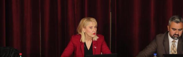 Dr Anđelka Stojković građanima i studentima predložila da „sade travu, cveće i drveće“