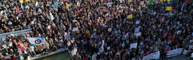 Poruke sa protesta prosvetara na prepunom Gradskom trgu: Ne napuštamo Beograd dok ih ne izbacimo napolje, svi u generalni štrajk! (FOTO)