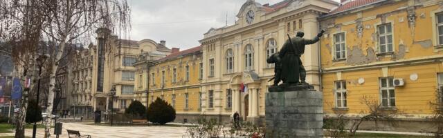 Vlast u Prokuplju odbila da ustupi skupštinsku salu, zbor građana ispred zgrade Gradske uprave