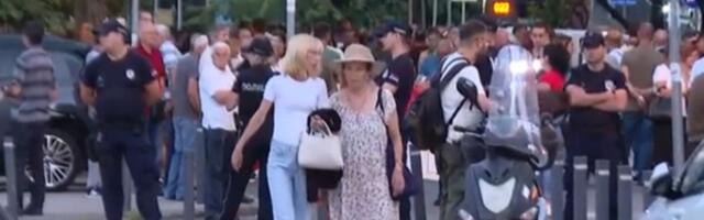 NAPETO na Novom Beogradu: Naprednjaci sa jedne, građani sa druge strane kordona (VIDEO)