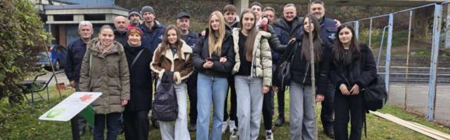 PONOVO KANADSKI CRVENI JAVOR U VELIKOM PARKU: Profesorka i đaci Užičke gimnazija zajedno zasadili drvo (FOTO)