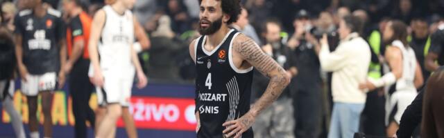Navijači Partizana upaljačima gađali igrače, Vašington uhvatio jedan i poručio: "U Srbiji smo..."