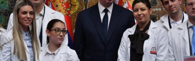 "NASTAVIĆEMO DA POVEĆAVAMO PLATE ZDRAVSTVENIM RADNICIMA!" Vučić doneo odluku koja menja sve: Četvrtina budžeta ide na zdravlje građana! (VIDEO)