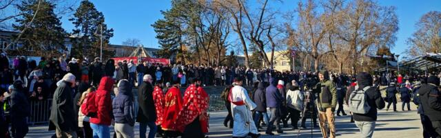 Ovako izgleda priprema za bogojavljensko plivanje u Zemunu: Zubato je sunce, svi čekaju hrabre devojke i momke